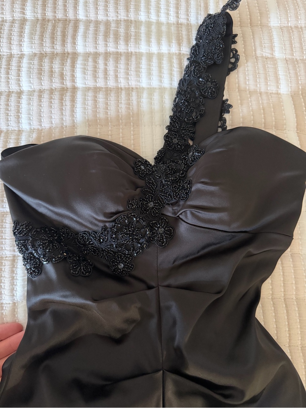 Black One-Shoulder Floral Appliqué Evening Dress